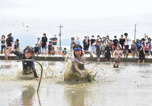水田駆けて楽しく泥だらけ 彦根で「どろりんピック」：中日新聞Web