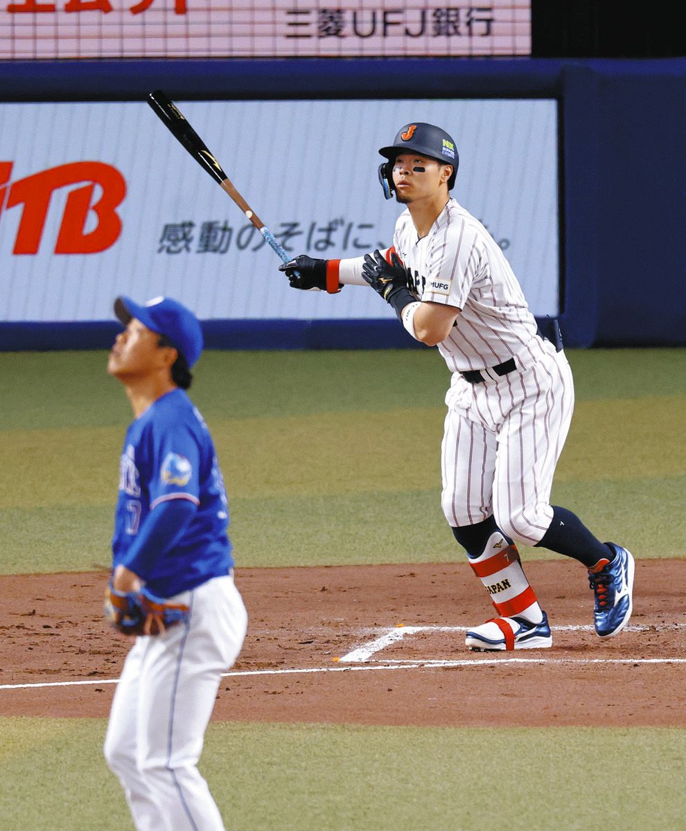 １回裏１死一、二塁、佐藤が先制の右越え３ランを放つ。投手柳
