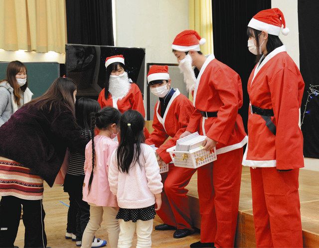 一足早くxマスプレゼント 彦根中生 地元2園に手作り絵本 中日新聞web 一足早くxマスプレゼント 彦根中生 地元2園に手作り絵本 中日新聞web