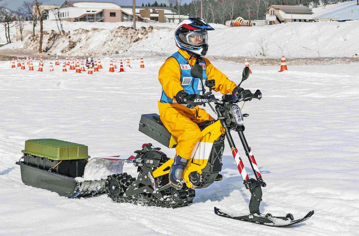 前輪はそり、後輪はベルト…防災用EVバイク、大雪の国道8号で活用へ