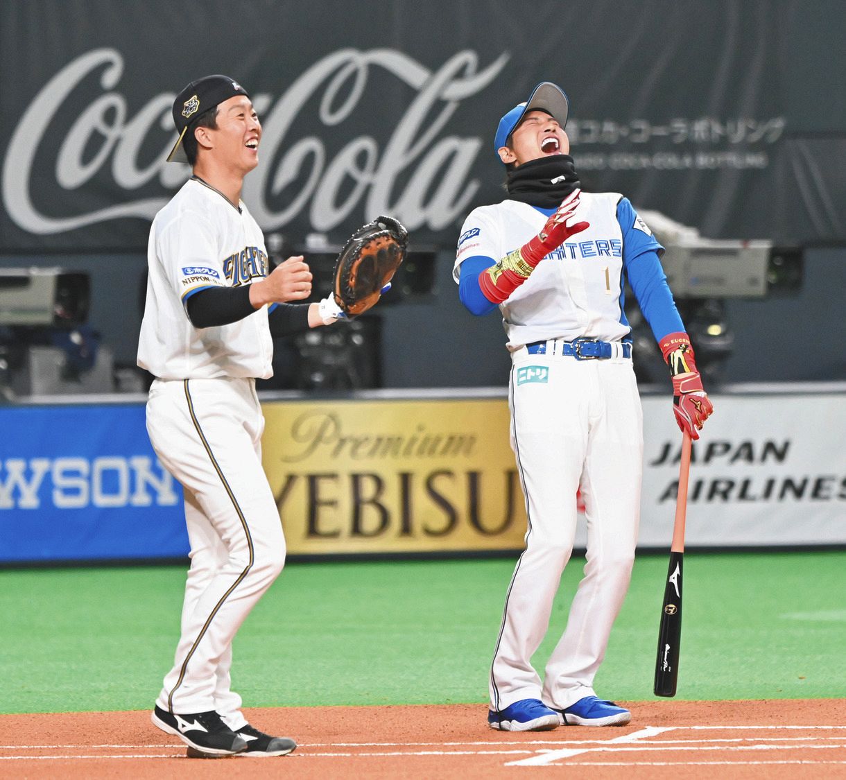 日本ハム 引退セレモニー登場の鶴岡慎也さん 森本稀哲さんの二盗を全力阻止 バッテリー組んだダルビッシュからメッセージも 中日スポーツ 東京中日スポーツ 日本ハム 引退セレモニー登場の鶴岡慎也さん 森本稀哲さんの二盗を全力阻止 バッテリー組んだダルビッシュからメッセージも 中日スポーツ 東京中日スポーツ
