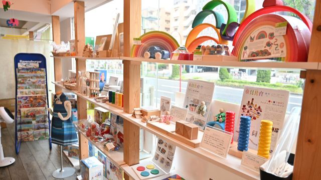 さまざまな知育玩具などが並ぶ「ゆうぼ」店内＝名古屋市千種区で