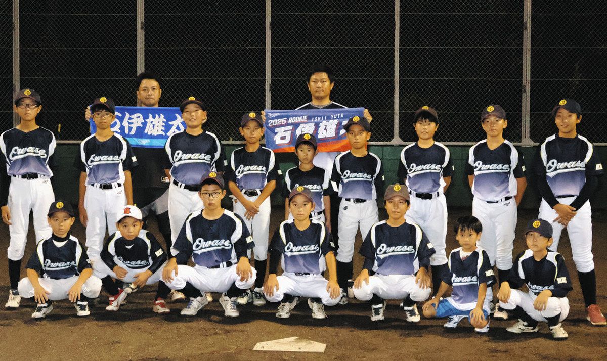 ドラゴンズ・石伊選手が新ユニホームをプレゼント 尾鷲野球少年団選手