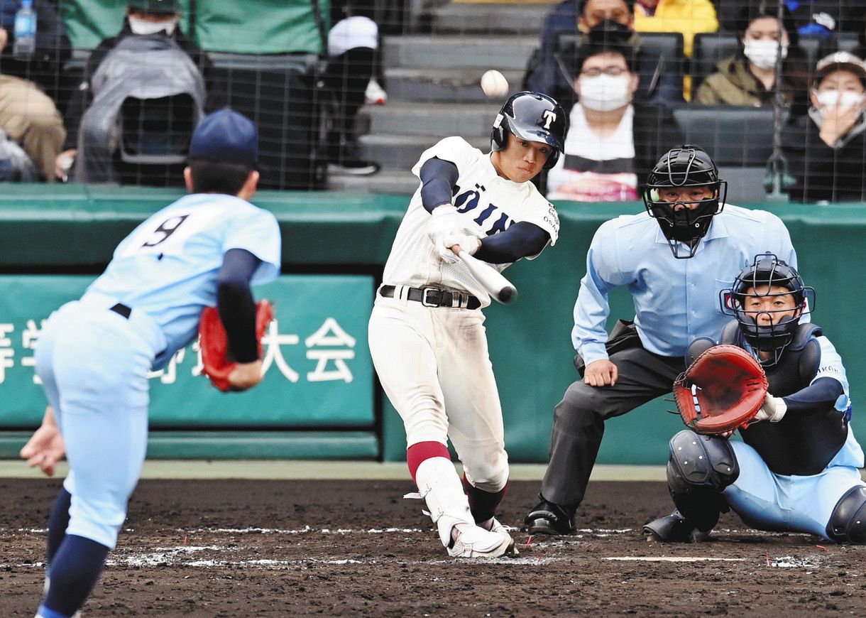 ８回表大阪桐蔭１死満塁、星野から満塁本塁打を放つ谷口