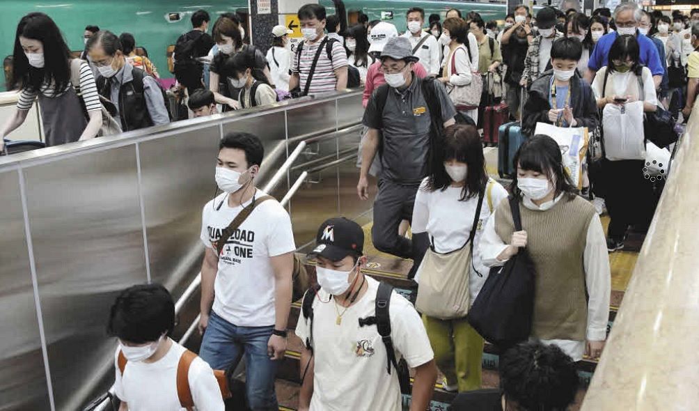 写真 マスクを着けて東京駅を行き交う人々 中日スポーツ 東京中日スポーツ