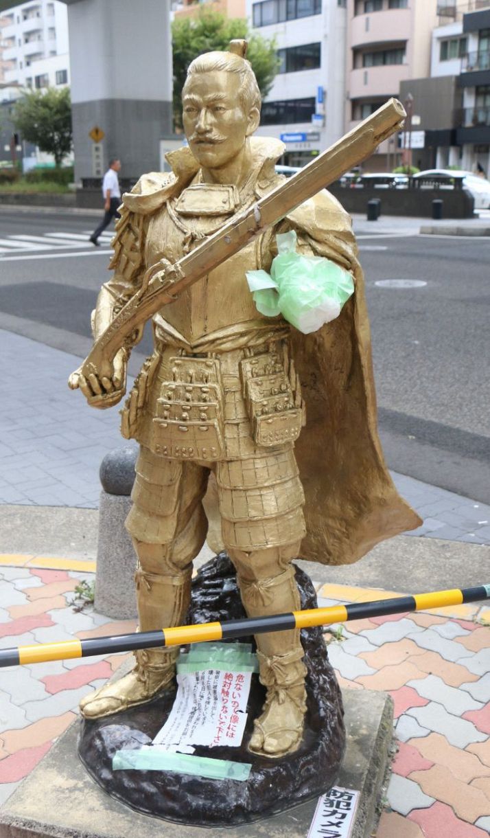 ◇首が折られた豊臣秀吉像と過去に被害にあった織田信長像と徳川家康像