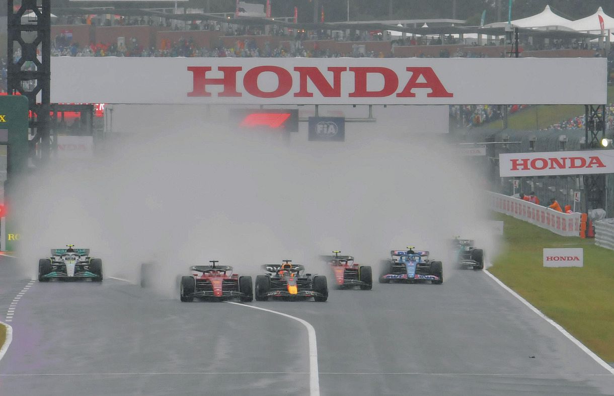 F1日本GP決勝】雨でレースは大混乱 2周目の赤旗で1時間以上中断 9番手