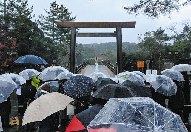 大鳥居から登る朝日見られず 伊勢神宮内宮、雨の冬至：中日新聞Web