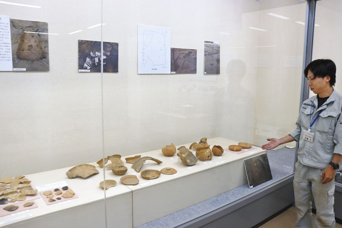 幅広い時代をひもとく出土品 24日まで、「新発見小社遺跡と明和町の