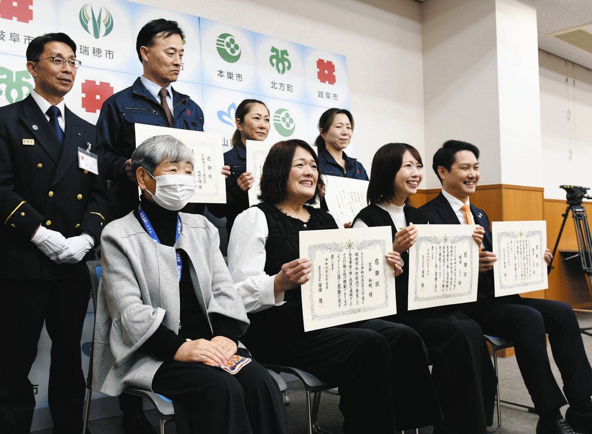 心肺停止から社会復帰した坂さん（前列左）と、感謝状を受けた功労者ら＝瑞穂消防署で
