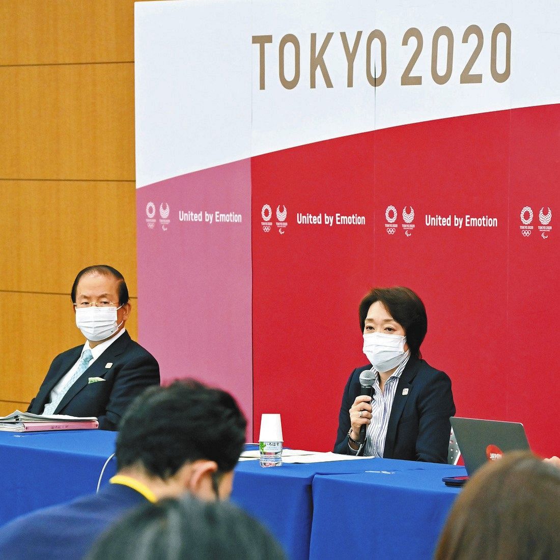 東京五輪・パラリンピック大会組織委員会の武藤敏郎事務総長（左）と橋本聖子会長
