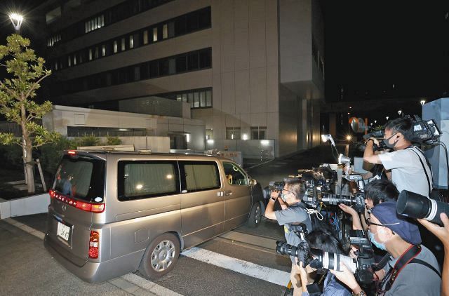 東京湾岸署に入る、伊勢谷友介容疑者を乗せたとみられる車両