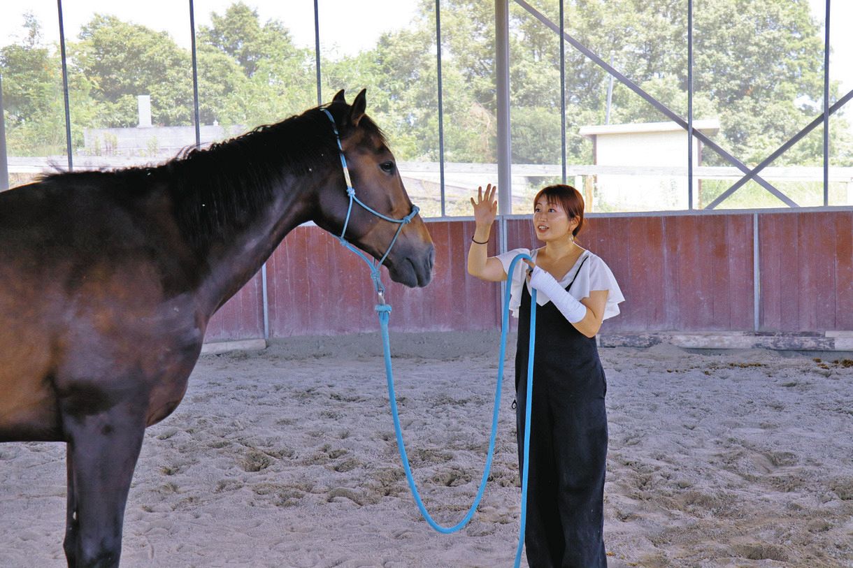 ロープの動きや手の動きを使って、引退馬のリトレーニングを体験する小泉さん