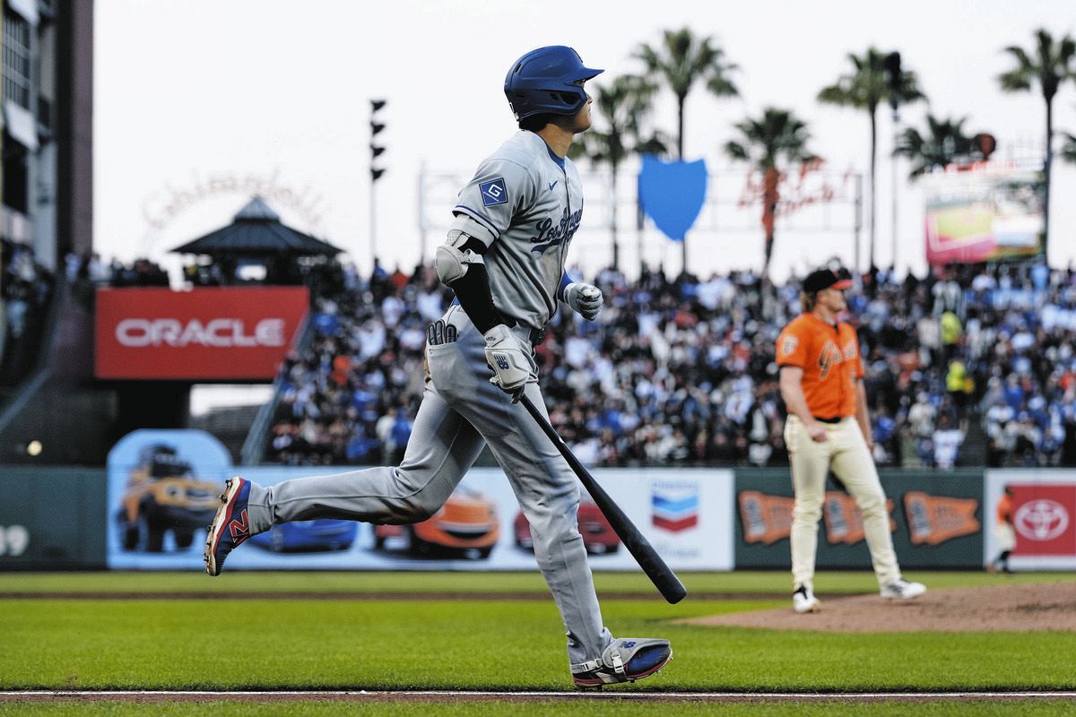 大谷翔平、海に飛び込んだ32号球、34歳の郵便配達員がボートから決死