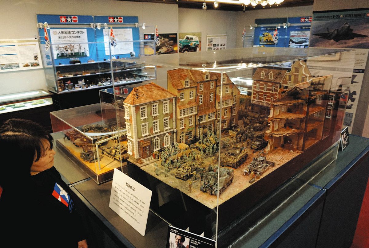 戦時中のヨーロッパの街並みを精巧に表現したジオラマ作品＝御前崎市の静岡カントリー浜岡コース＆ホテル内カルチャーフロアで 