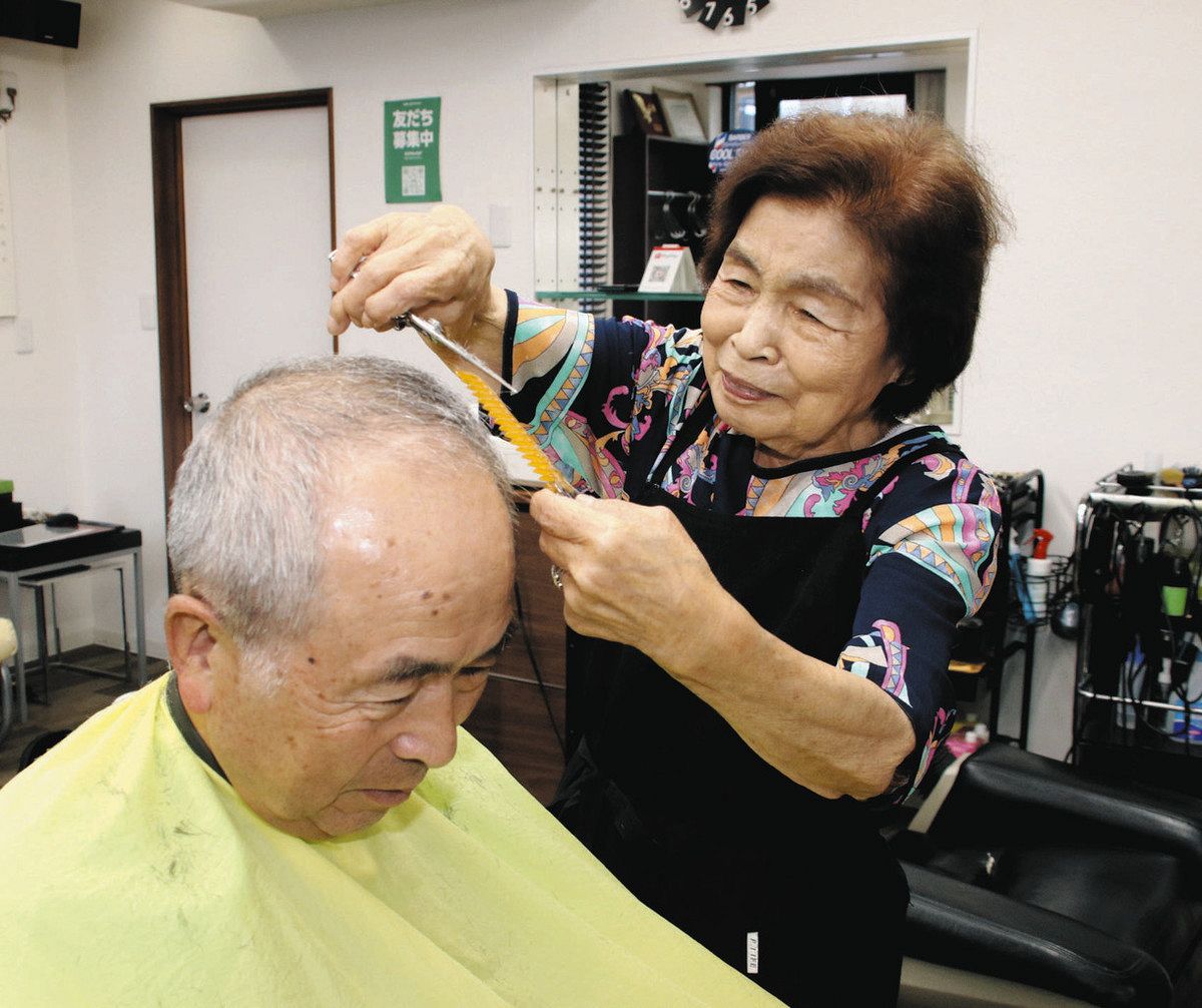 お達者 91歳理容師さん 週5日 店頭で活躍 金沢の行野さん「仕事大好き