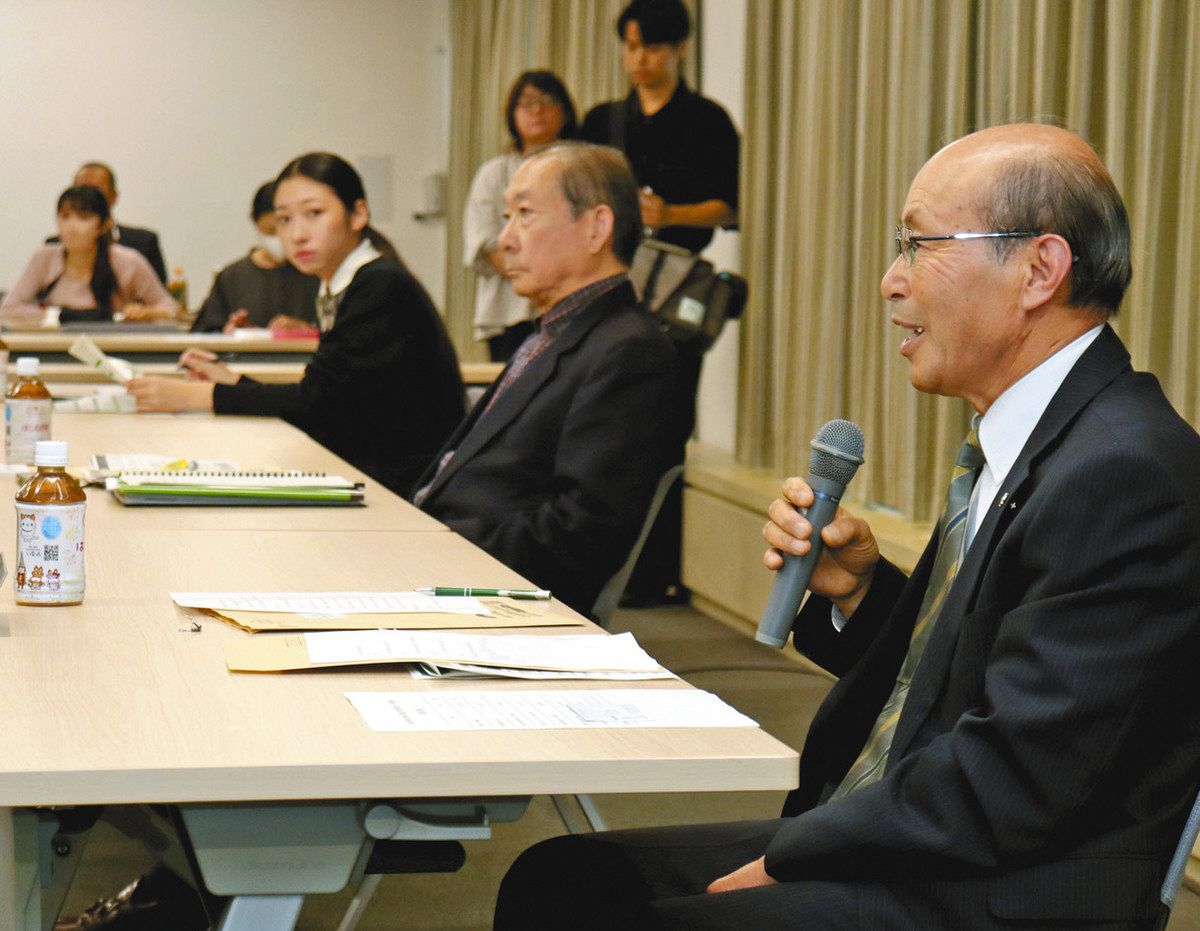戦災資料の常設の展示施設を設置する案が示された検討会＝富山市の県民会館で
