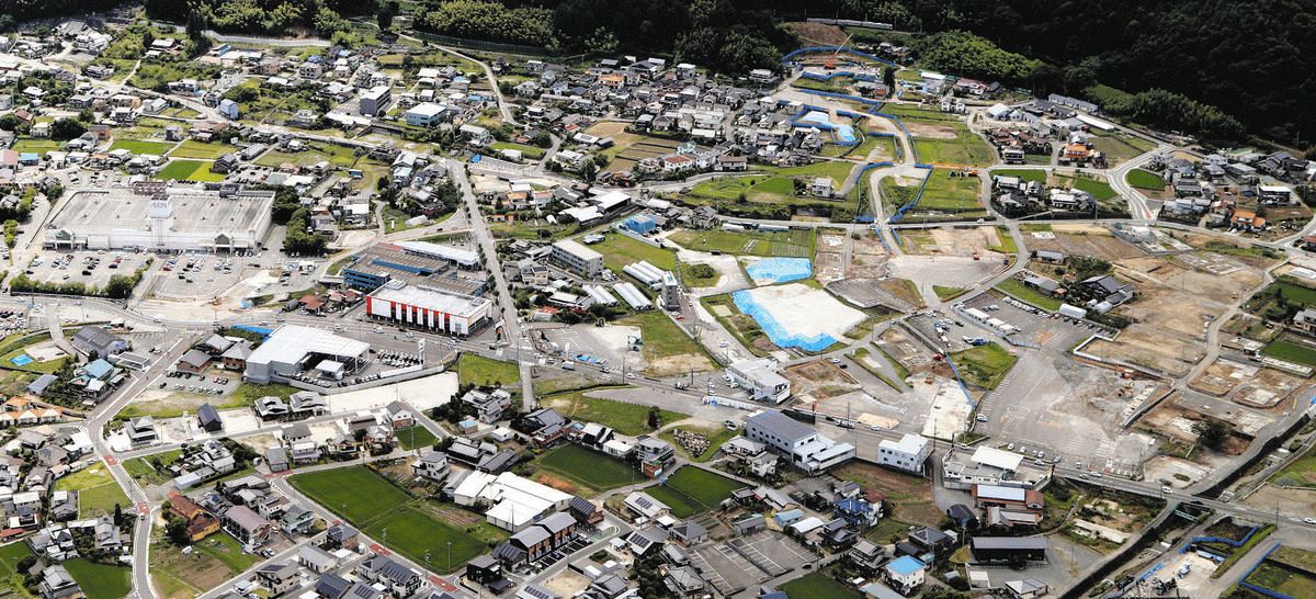 整備が進む長野県駅（仮称）前広場周辺＝２０２４年７月、飯田市で、本社ヘリ「まなづる」から