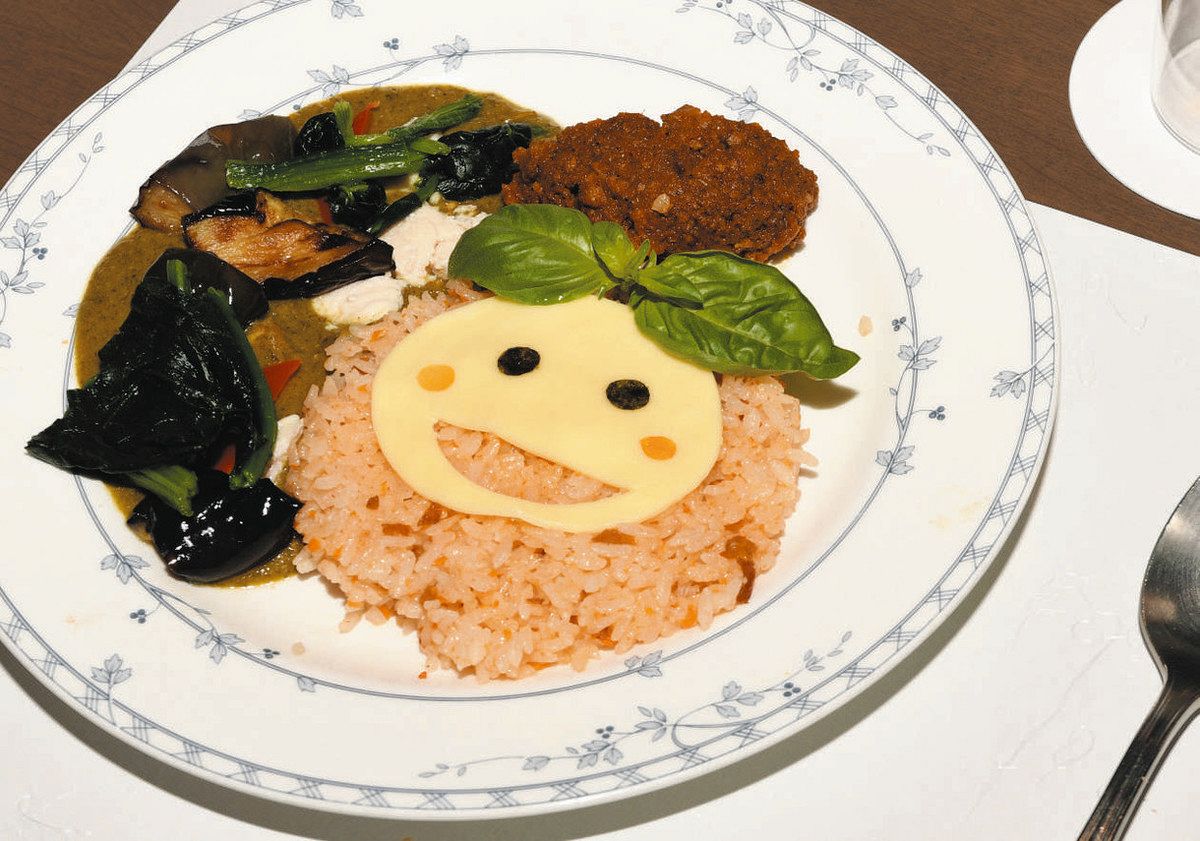 学食で提供予定の富有柿カツカレー。生の柿が手に入らない時季のため、カツがない状態で試食した＝瑞穂市の朝日大で