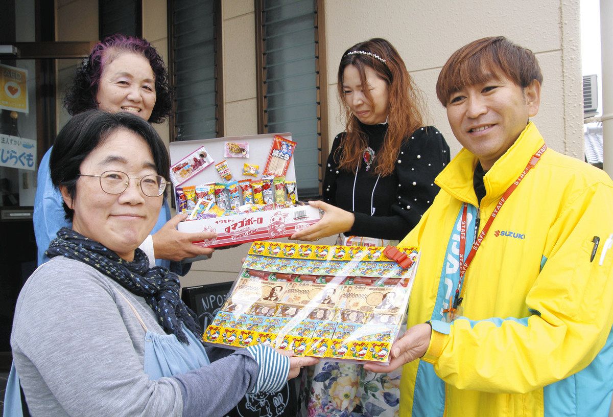奮闘する保育職員に駄菓子 浜松の大瀬モータース、感謝と励まし込め市