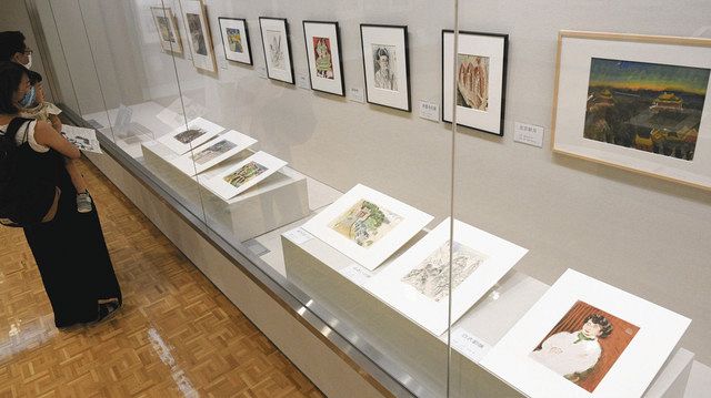 杉本健吉さんの素描作品が並ぶ会場＝一宮市大和町の市博物館で 