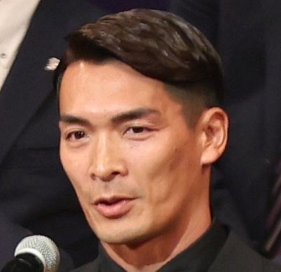 監督も別班！？」J2藤枝・槙野監督、デスクの“赤い饅頭”に『司令官から