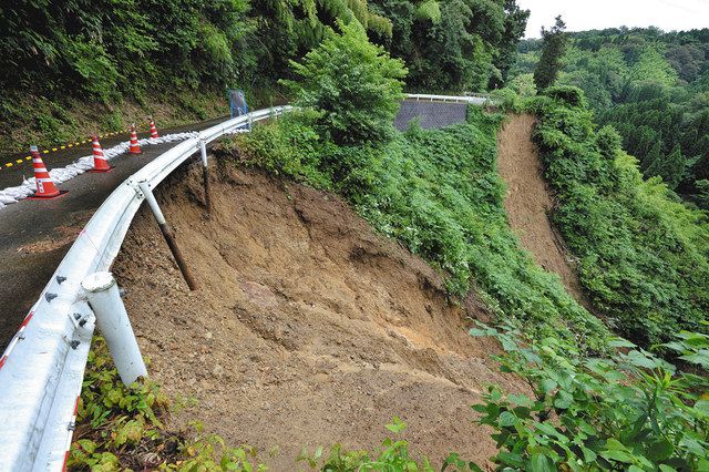金沢 のり面崩落相次ぐ 特急など運休 県立3高臨時休校：北陸中日新聞Web
