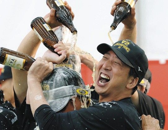 祝勝会でビールをかけあう藤川監督ら＝広島市内で