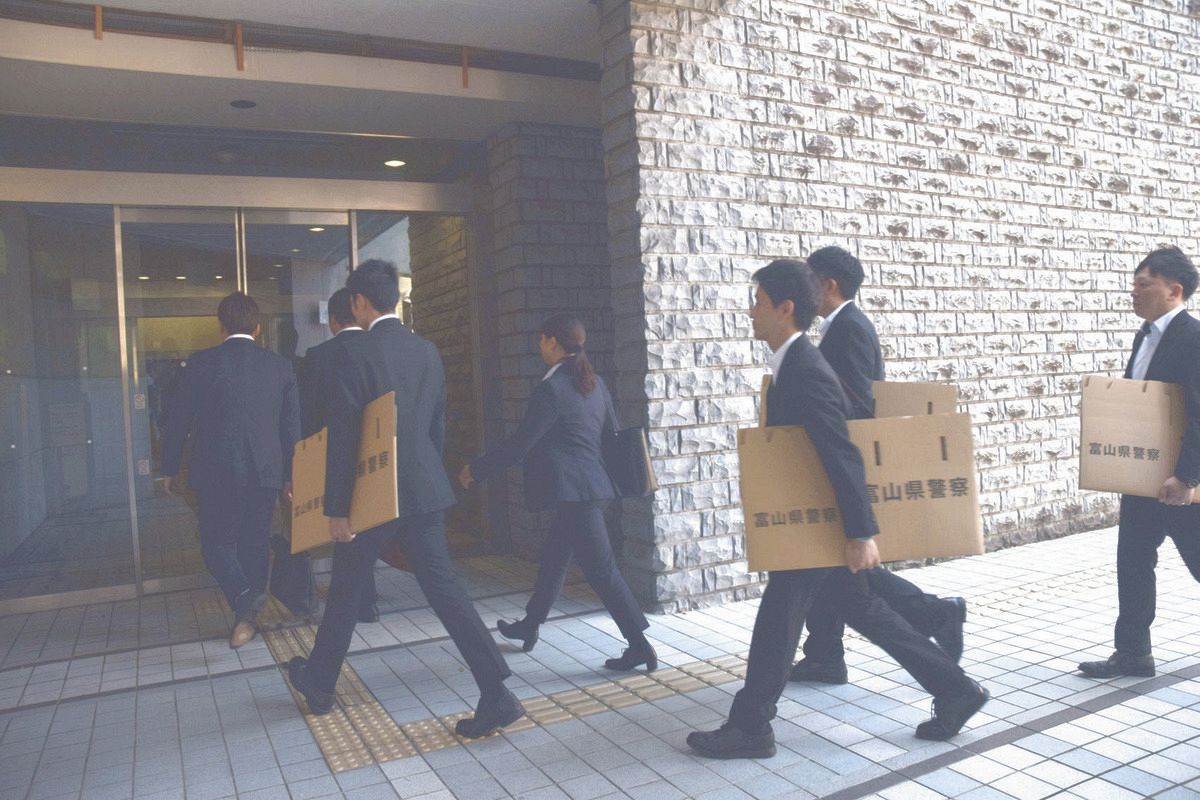 家宅捜索に入る富山県警の捜査員＝３日、富山市役所で