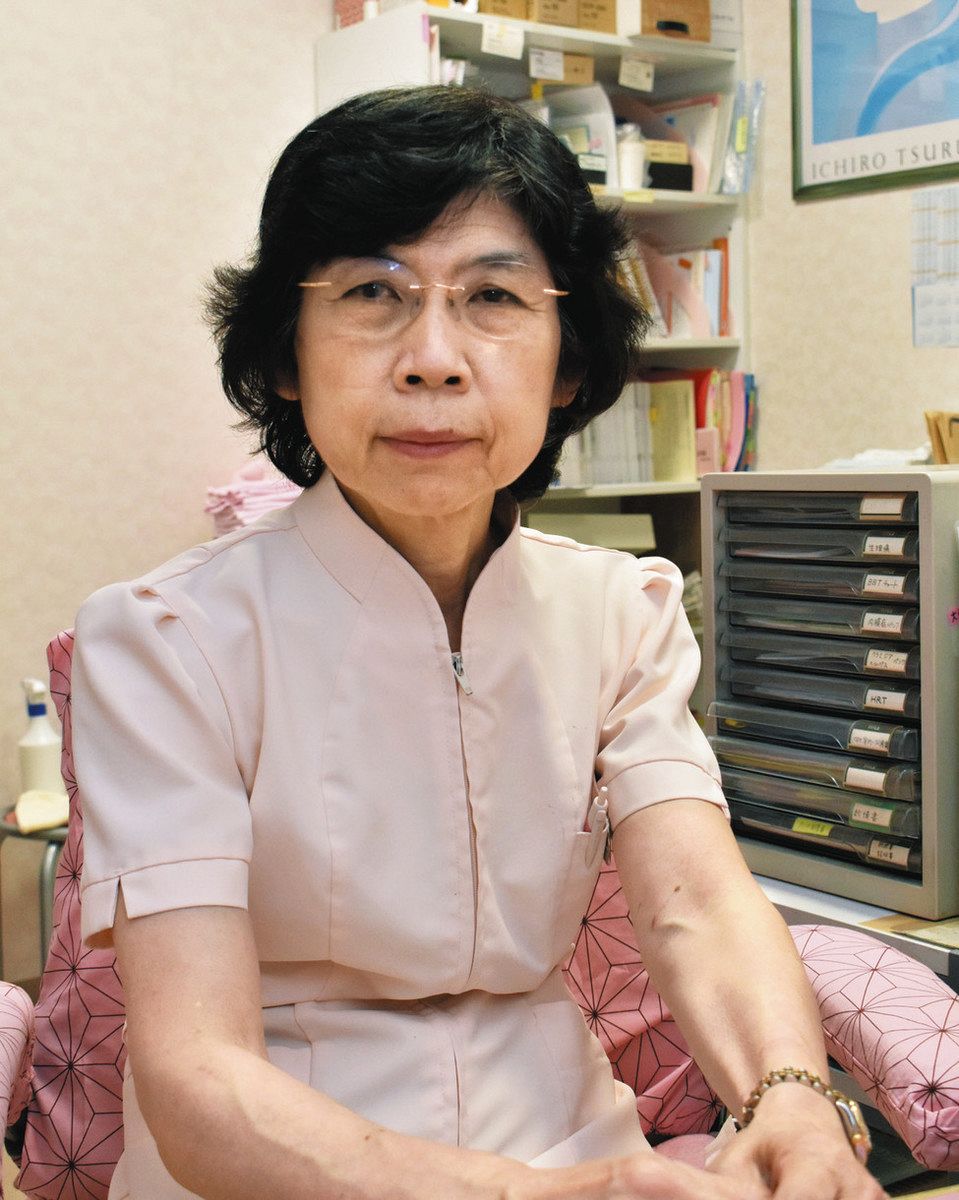 性教育の必要性について語る金丸さん＝津市観音寺町の金丸産婦人科で