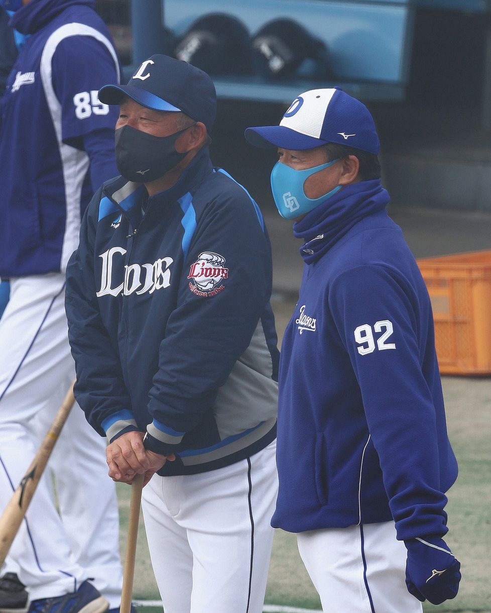 9日の試合前、練習を見ながら談笑する与田監督（右）と辻監督