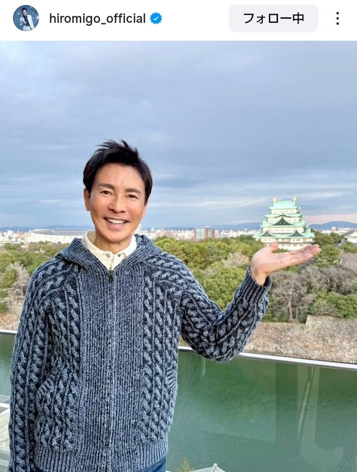 ◇郷ひろみ、笑顔の”手乗り名古屋城”ショット【実際の投稿】：中日