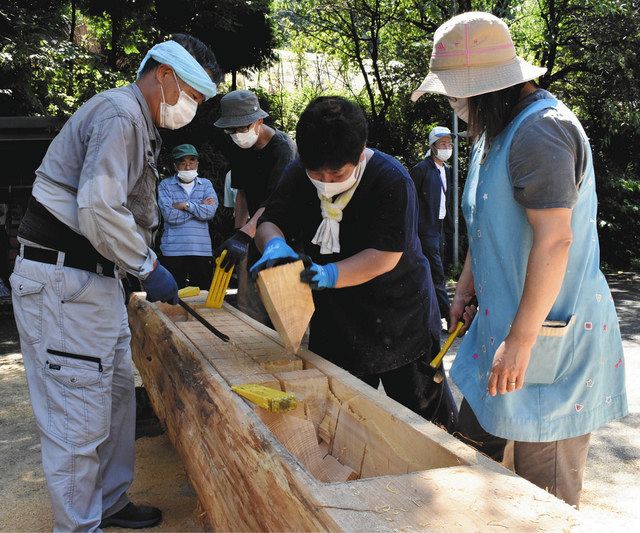 老朽化した丸太の水槽「水舟」3個、取り替えへ汗 大桑・須原宿の住民 