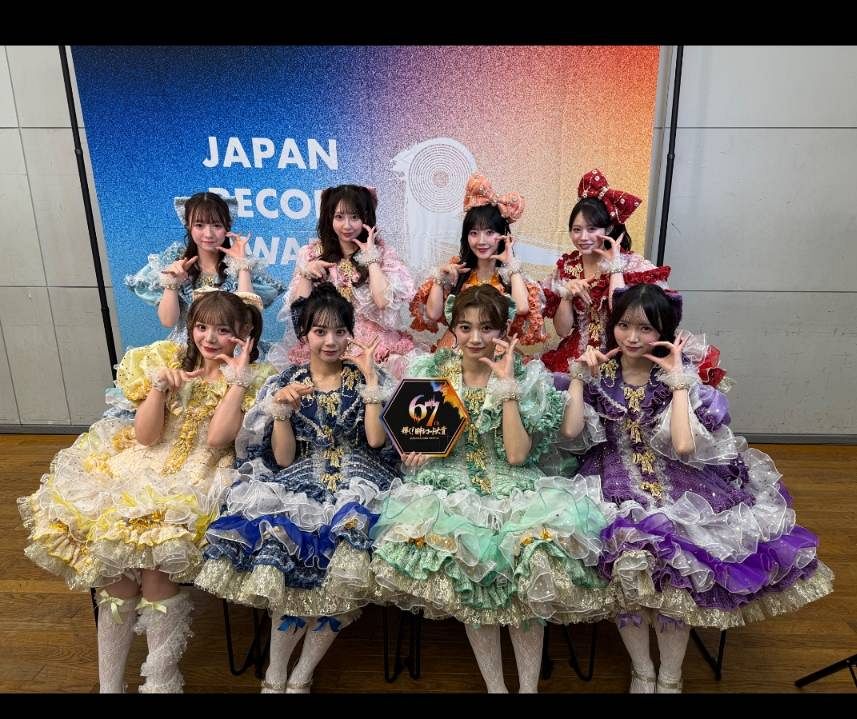 ◇骨折しても『レコ大』で座りながら歌った古澤里紗【写真】：中日