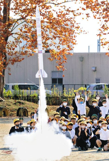 児童の夢乗せ手作りロケット空高く 草津小創立150年記念：中日新聞Web