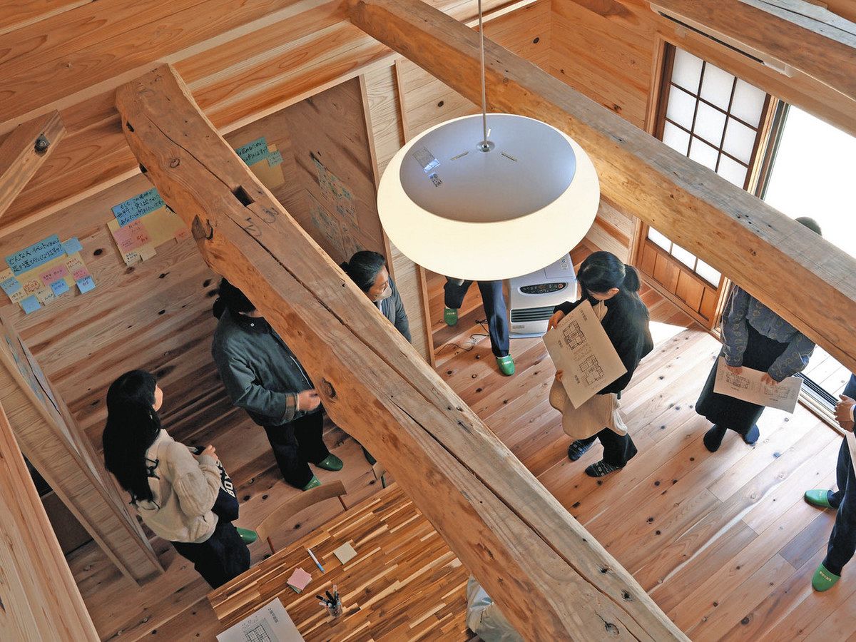 開放的な空間を演出する吹き抜け部分＝恵那市岩村町で
