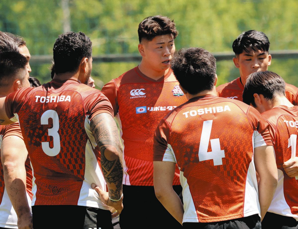 堂々たる体躯を持つ青木（中央）。社会人１年目ながら風格十分だ