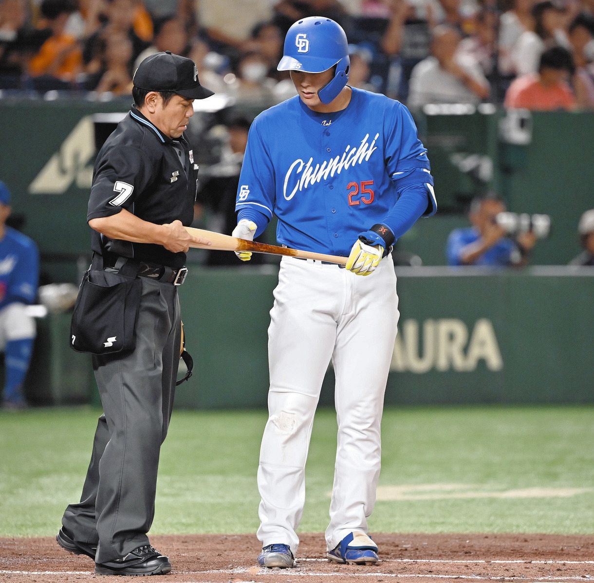 松ヤニが原因か…今季初4番の中日・石川昂弥、いきなり球審から