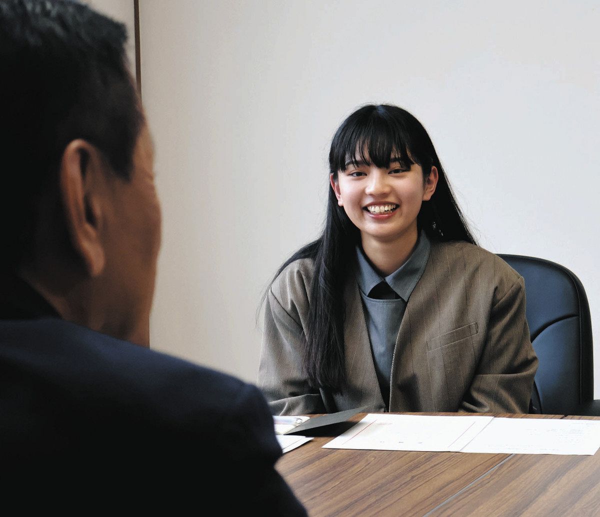 明智町で地域おこし協力隊として活動する西野さん＝恵那市役所で
