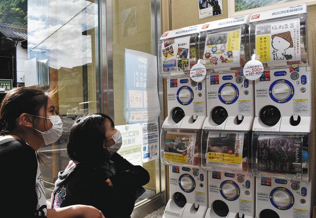 地元づくし のガチャガチャ人気 木曽の観光案内所売店 中日新聞web