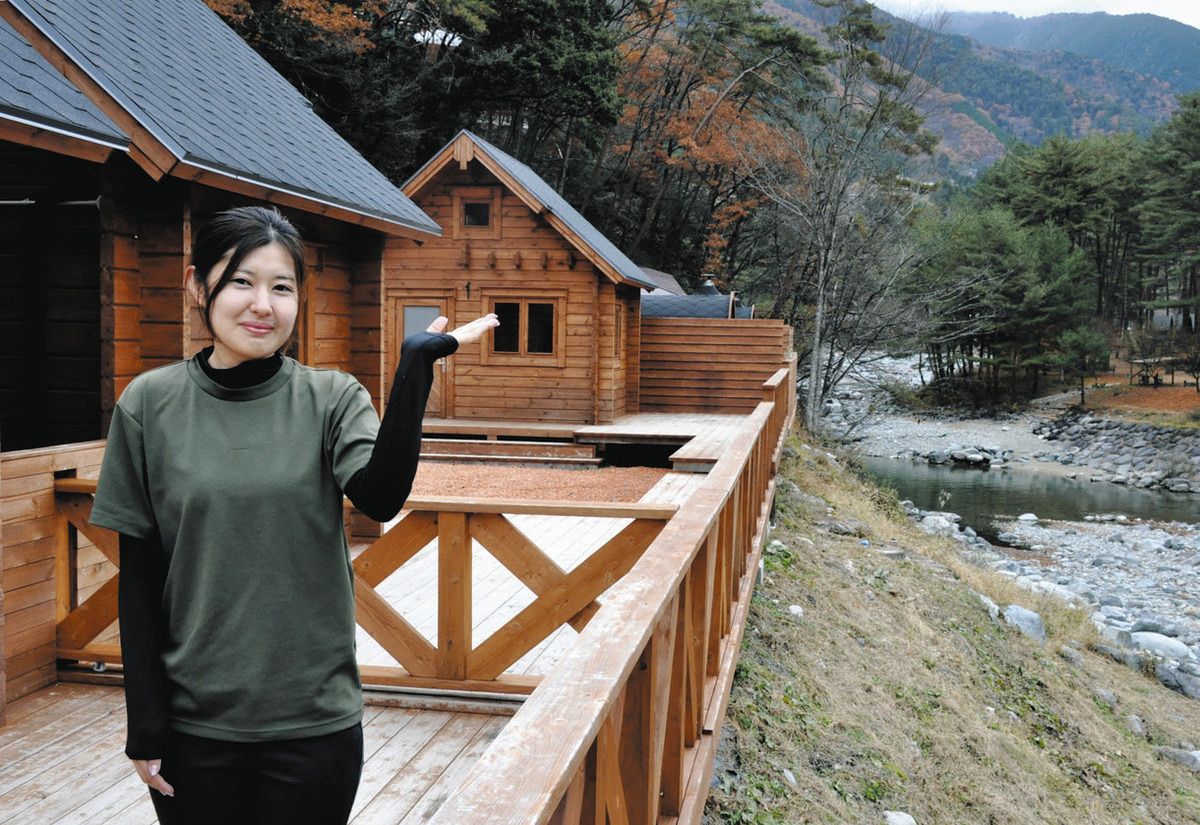 清流の景観が楽しめるフォレストドーム付知峡をPRする山本さん＝中津川市付知町で