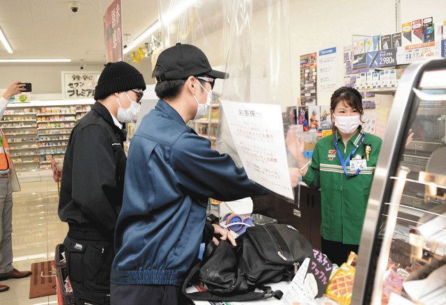 コンビニ強盗想定、「店員は命優先を」 大津で県警など訓練：中日新聞Web