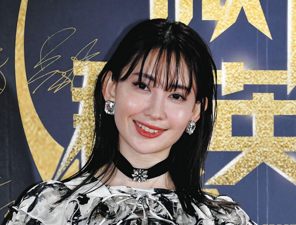 フェロモンムンムン」AKB“神セブン”・小嶋陽菜、“白鳥”ミニ丈ワンピで