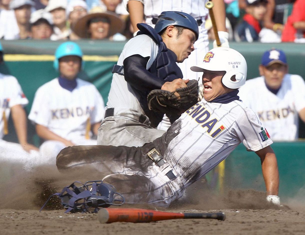 健大高崎－横浜　横浜で捕手を務める近藤＝2011年、甲子園球場 