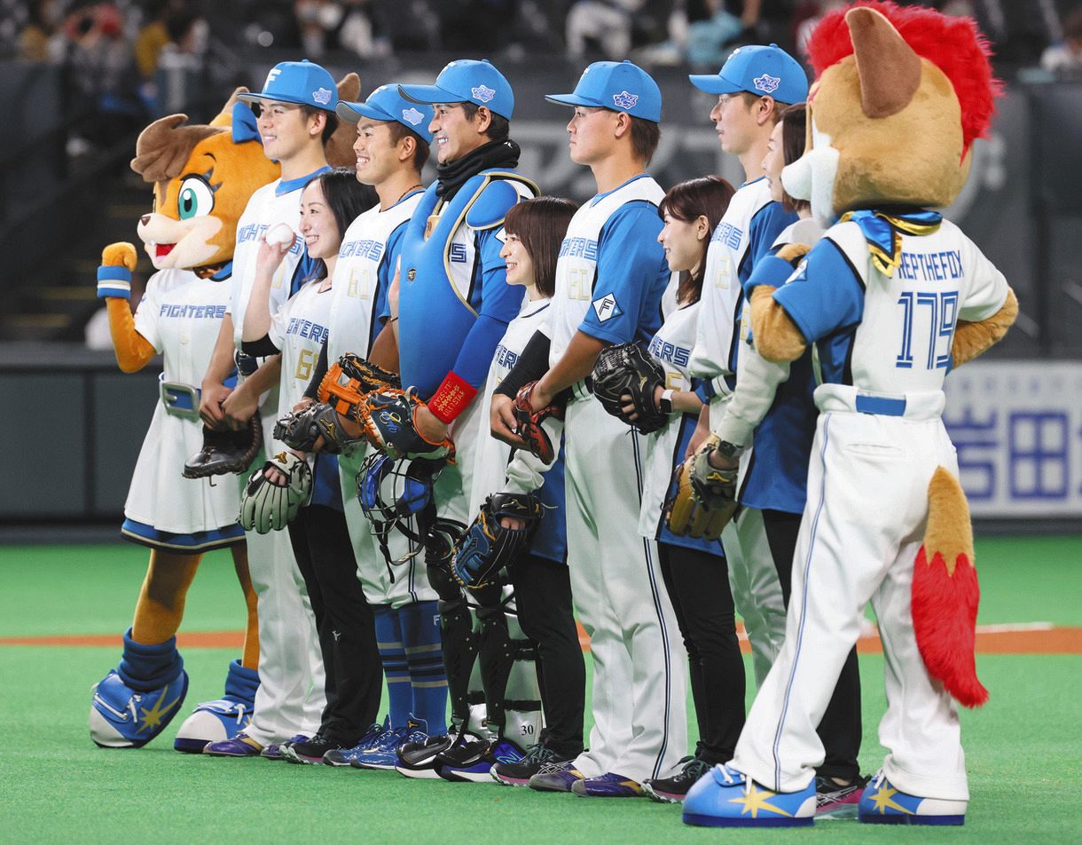 北京五輪 銀 ロコ ソラーレが始球式 フル装備の新庄剛志ビッグボスらに5人が同時投球 日本ハム 中日スポーツ 東京中日スポーツ 北京五輪 銀 ロコ ソラーレが始球式 フル装備の新庄剛志ビッグボスらに5人が同時投球 日本ハム 中日スポーツ 東京中日スポーツ