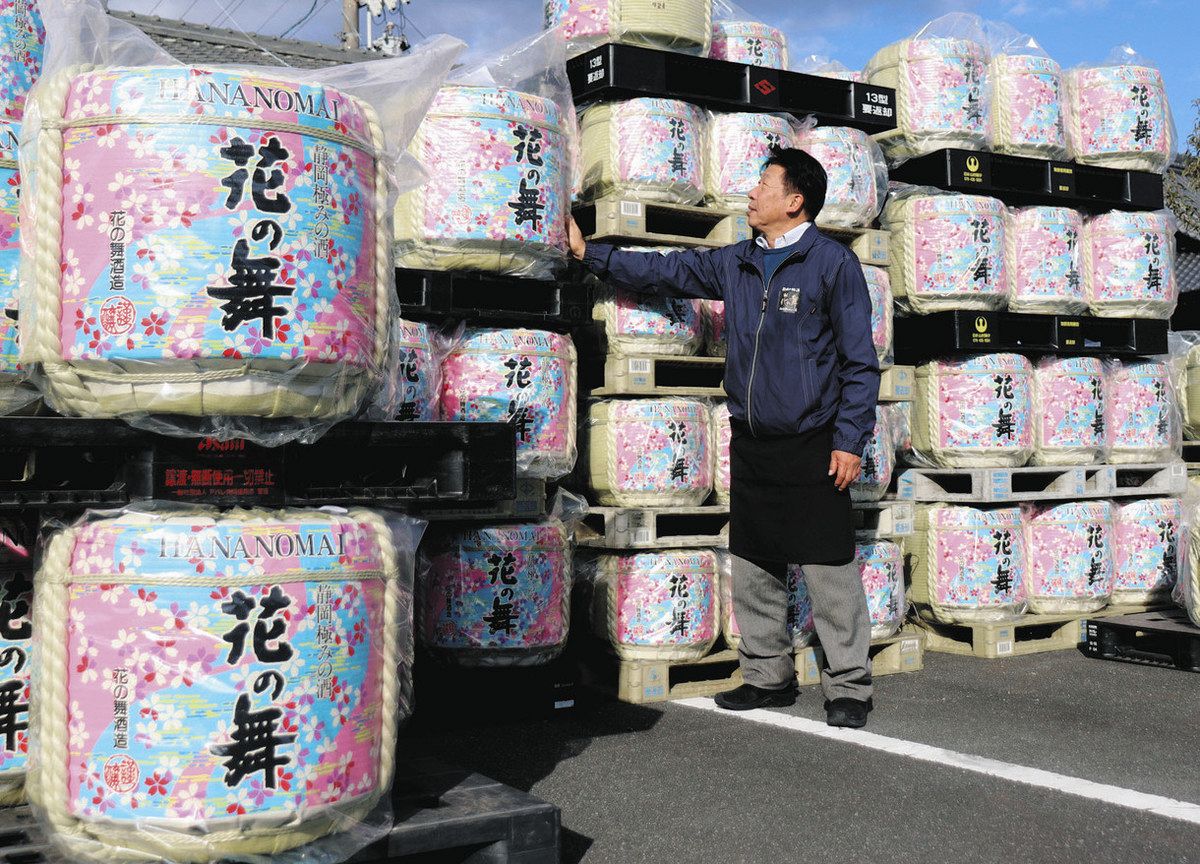 新年の鏡開き用にこも樽出荷 浜北区・花の舞酒造で最盛期迎える：中日新聞しずおかWeb