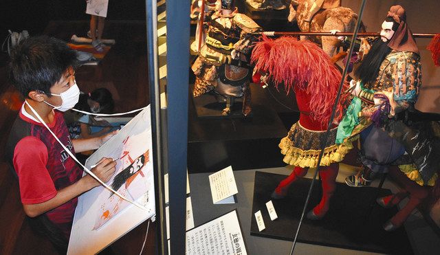 関羽の人形、画用紙いっぱい表現 飯田・川本喜八郎美術館で児童ら写生