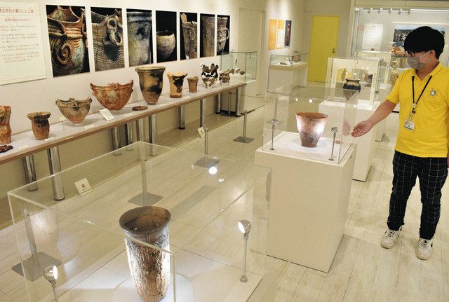 さまざまな色や形の土器が並ぶ展示室の様子＝福井市のこども歴史文化館で