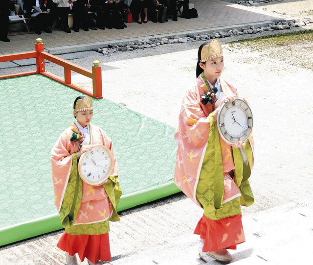 3年ぶり、采女姿で拝殿に献納時計 近江神宮で漏刻祭：中日新聞Web