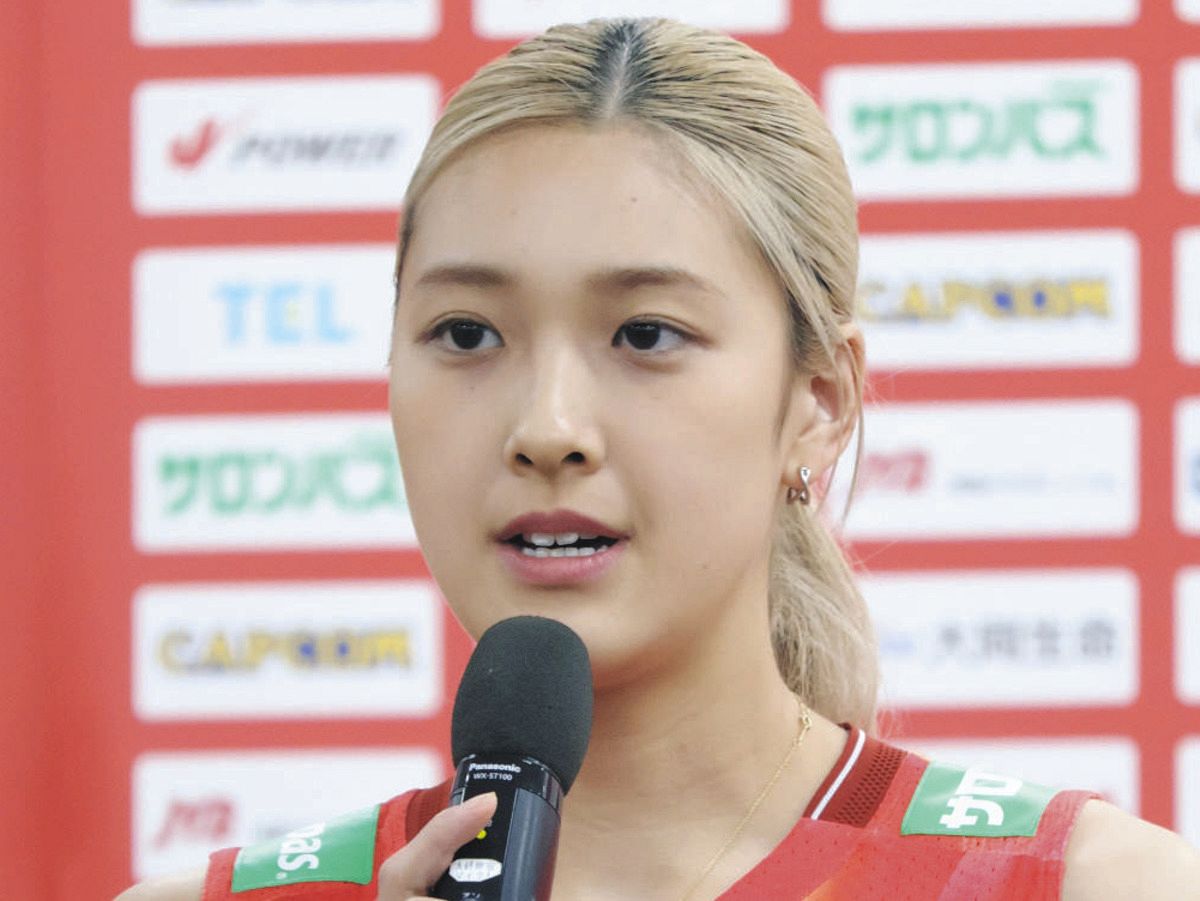 K*U様 佐藤淑乃 体育館で2人きり…」金髪の佐藤淑乃、“メロい”ほおづえユニ姿、ファン